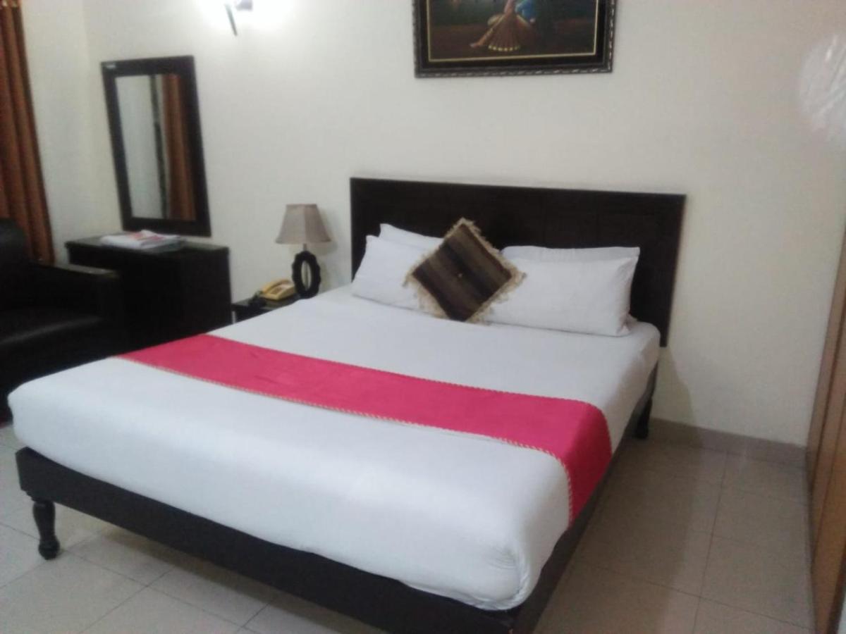 Tourist Inn Hotel Лахор Экстерьер фото